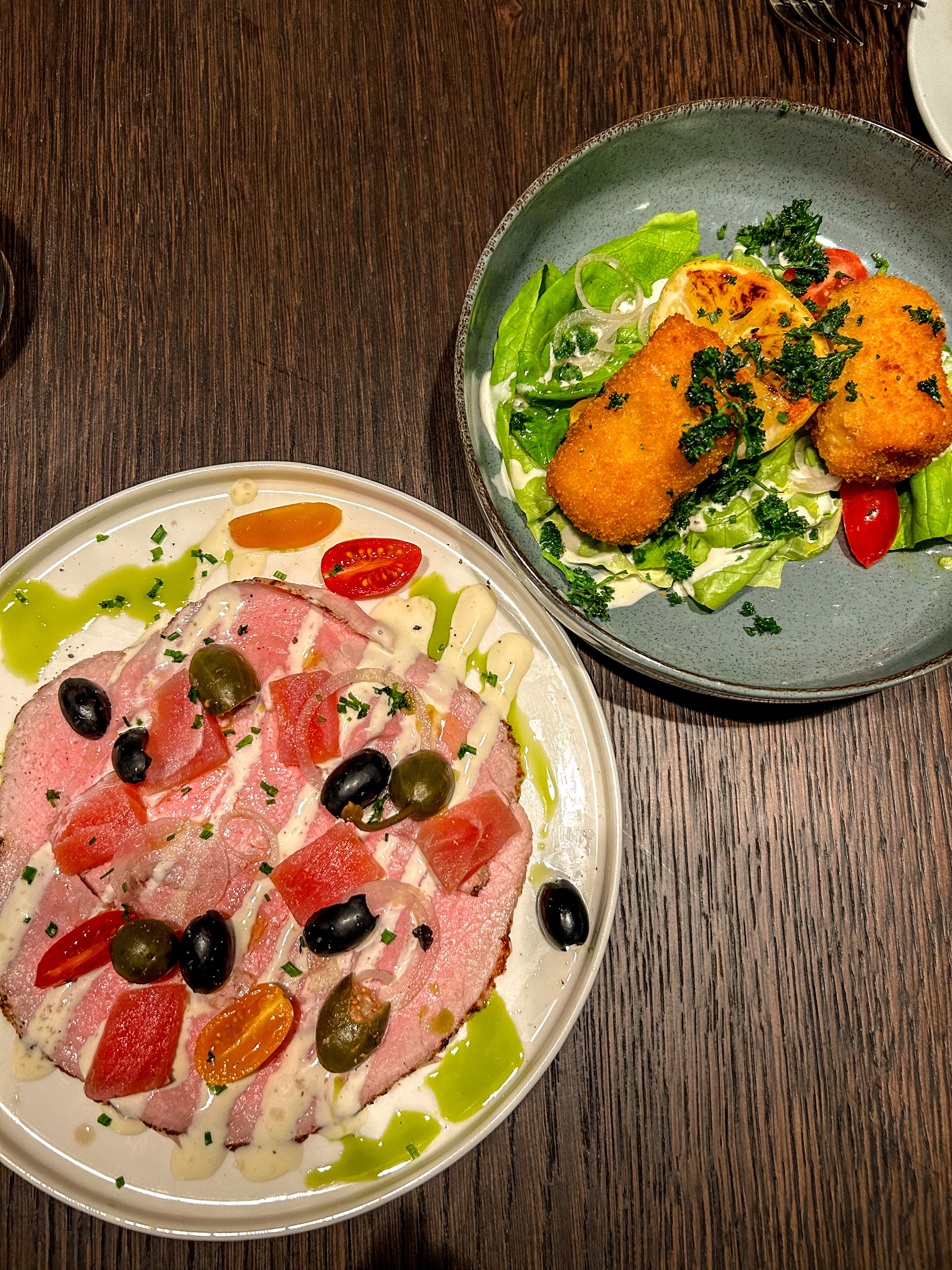 Eating Around with Em is a food blog where you can find hotspots from all over the world, but mainly Antwerp, Bruxelles, Mechelen, Leuven and Ghent. 