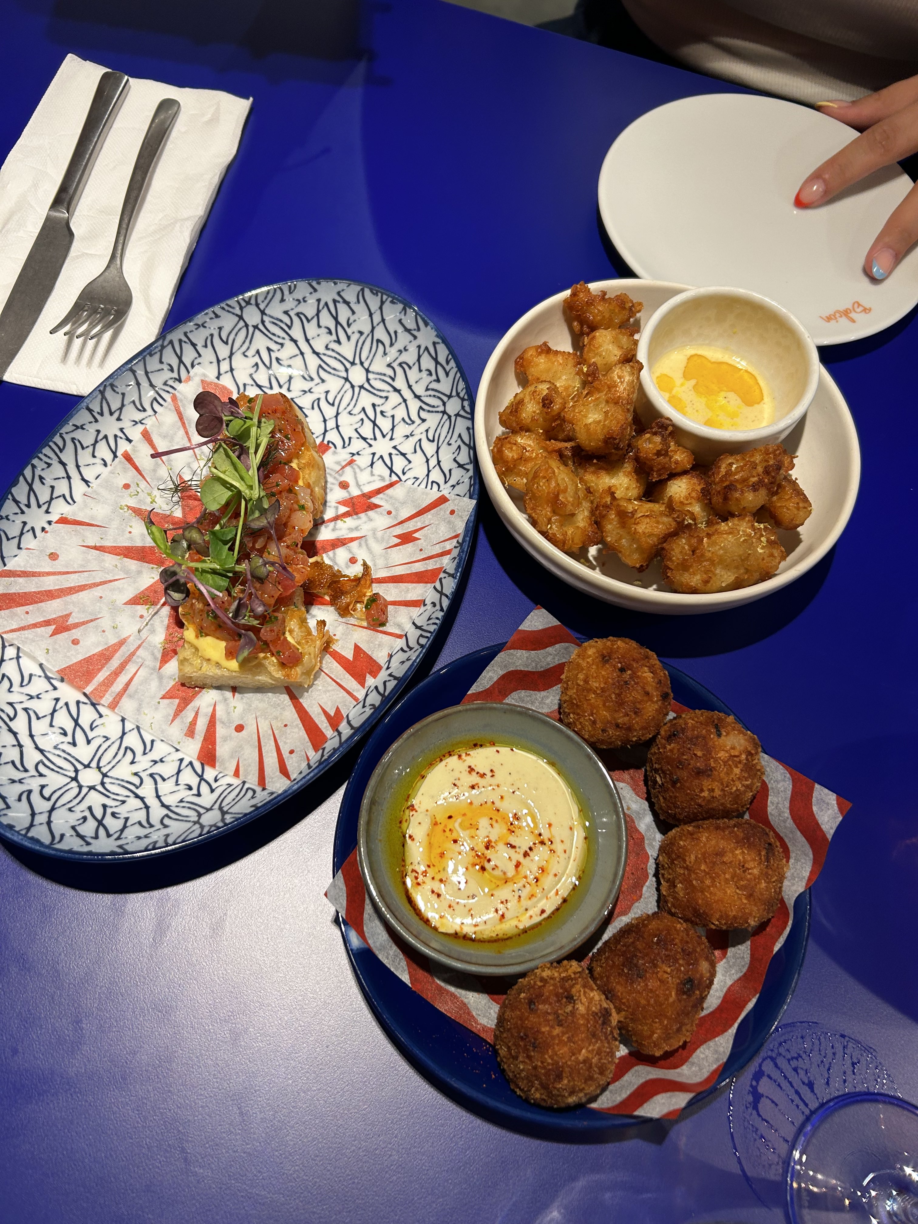 Eating Around with Em is a food blog where you can find hotspots from all over the world, but mainly Antwerp, Bruxelles, Mechelen, Leuven and Ghent. 