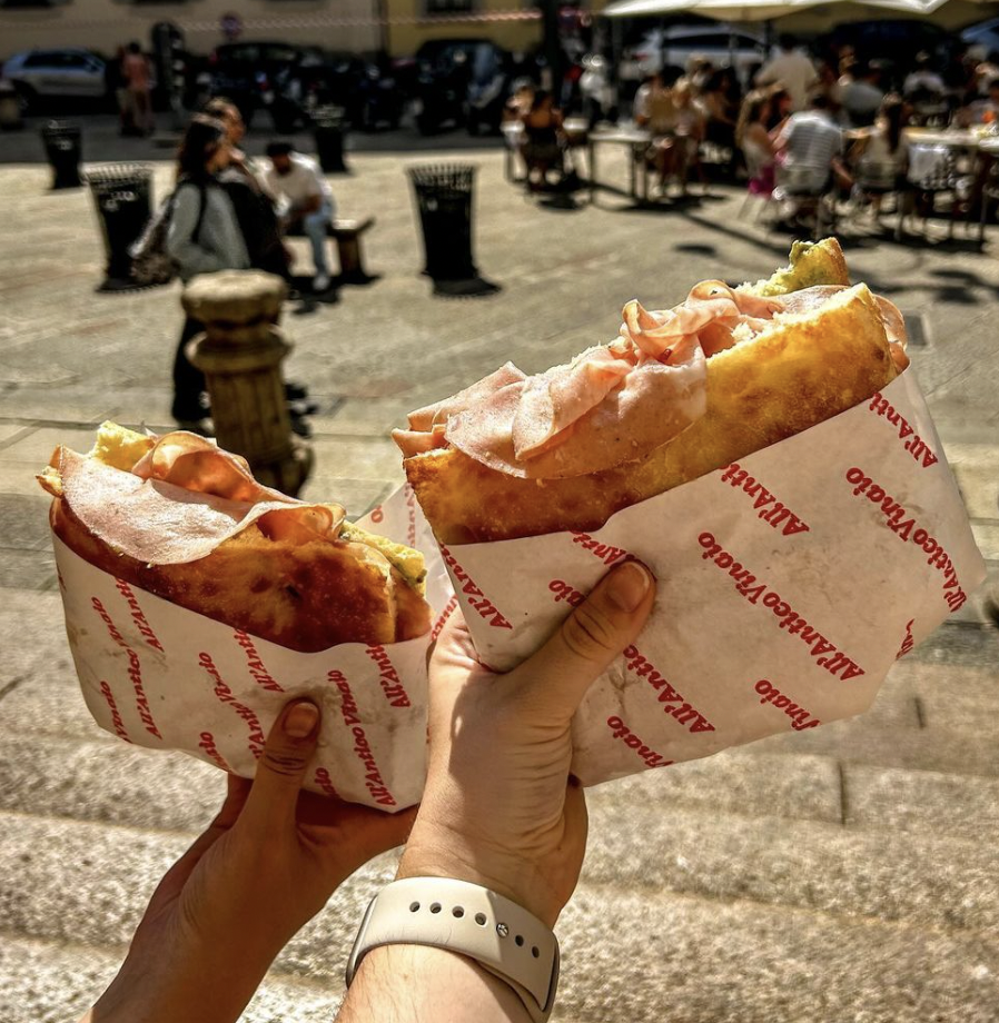 Eating Around with Em is a food blog where you can find hotspots from all over the world, but mainly Antwerp, Bruxelles, Mechelen, Leuven and Ghent. 