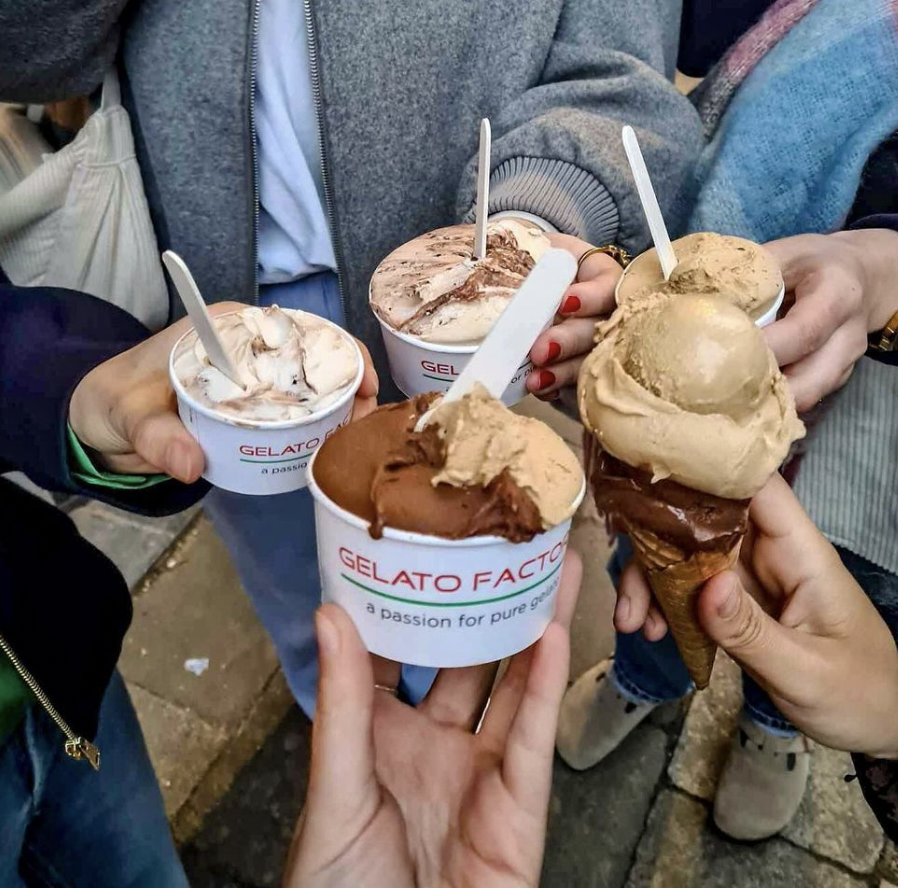 Eating Around with Em is a food blog where you can find hotspots from all over the world, but mainly Antwerp, Bruxelles, Mechelen, Leuven and Ghent. 