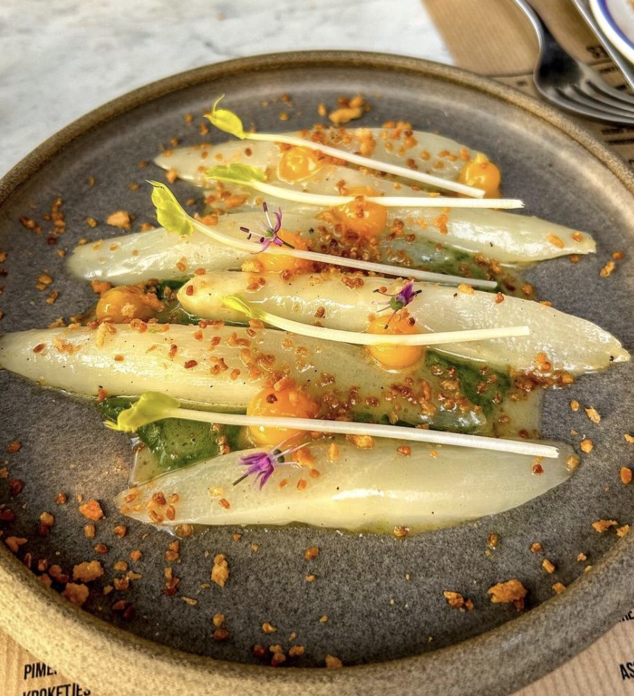 Eating Around with Em is a food blog where you can find hotspots from all over the world, but mainly Antwerp, Bruxelles, Mechelen, Leuven and Ghent. 