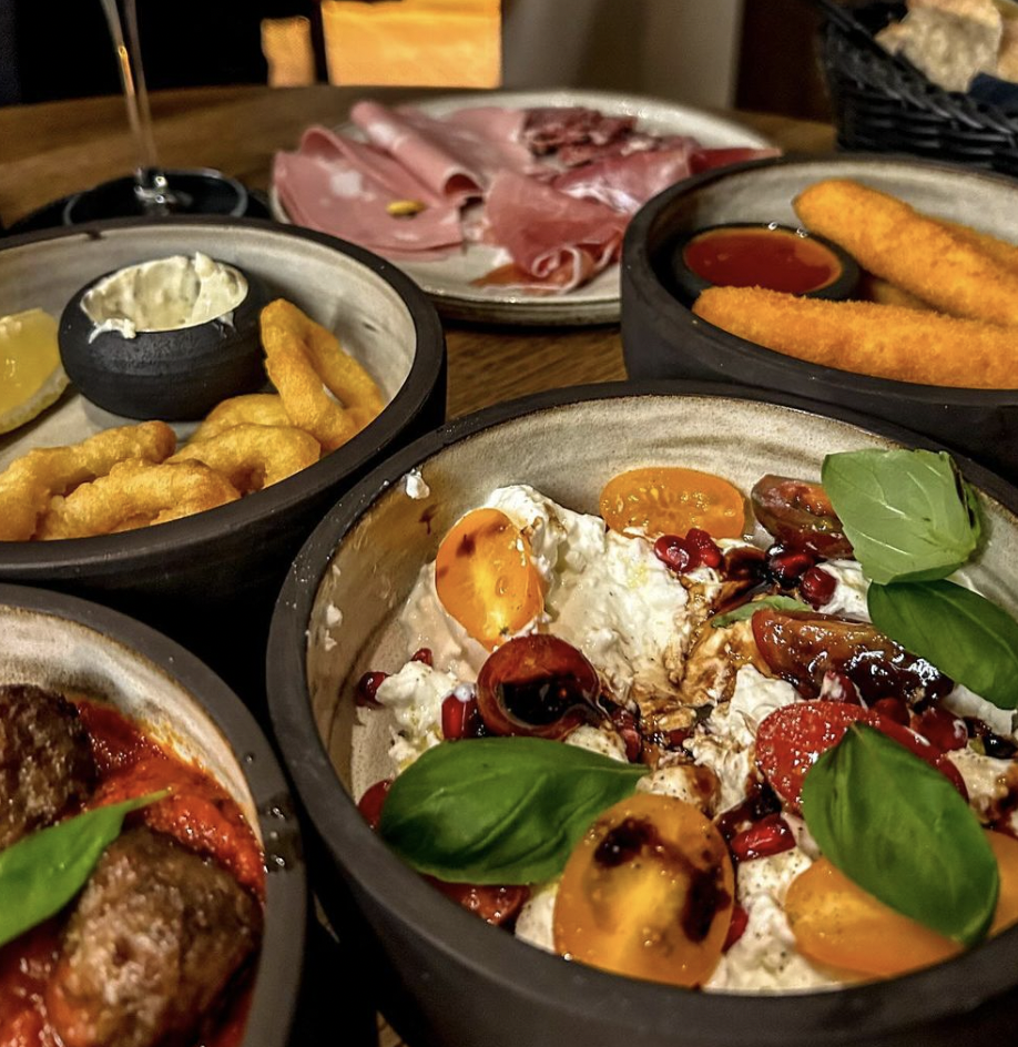 Eating Around with Em is a food blog where you can find hotspots from all over the world, but mainly Antwerp, Bruxelles, Mechelen, Leuven and Ghent. 