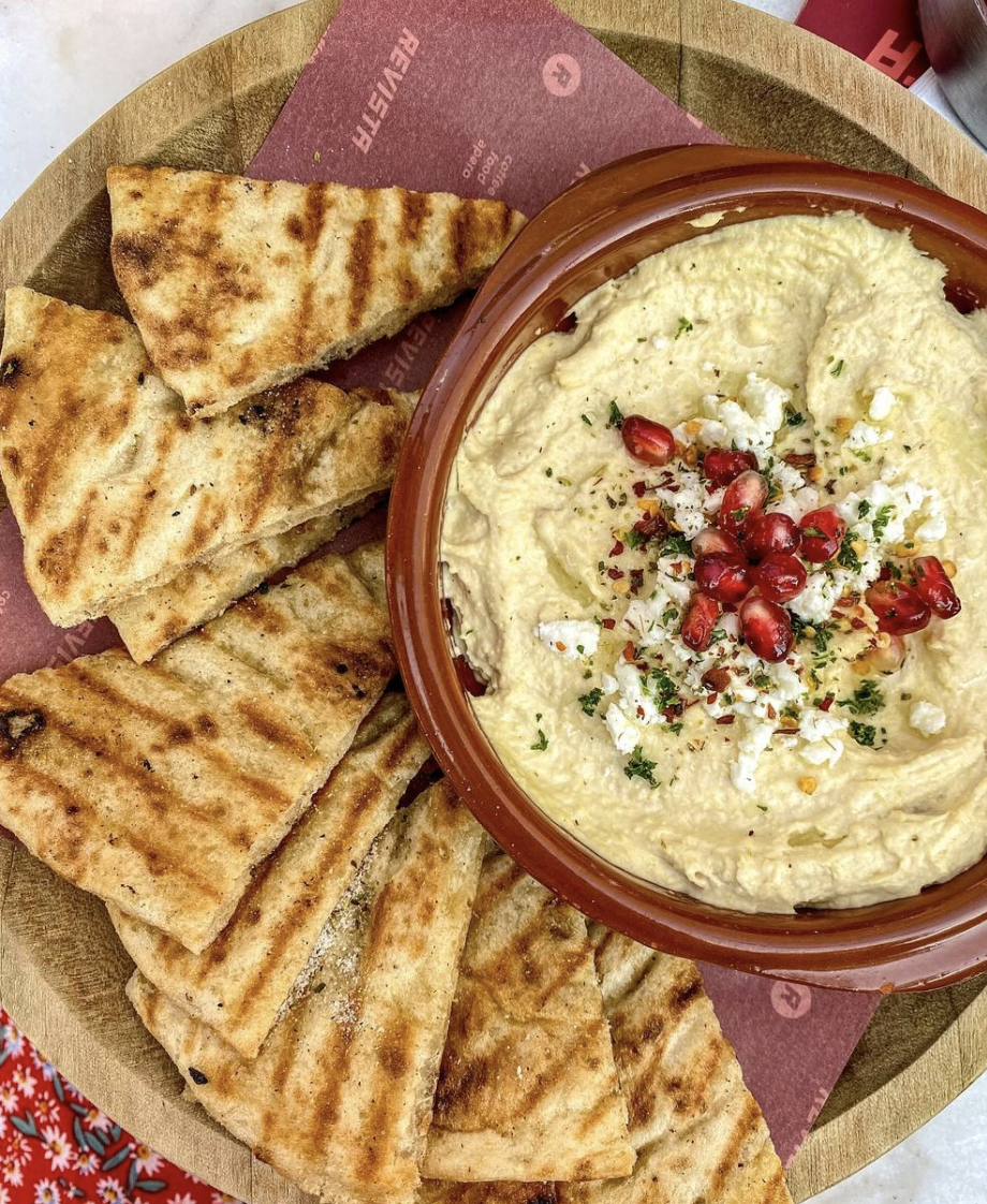 Eating Around with Em is a food blog where you can find hotspots from all over the world, but mainly Antwerp, Bruxelles, Mechelen, Leuven and Ghent. 