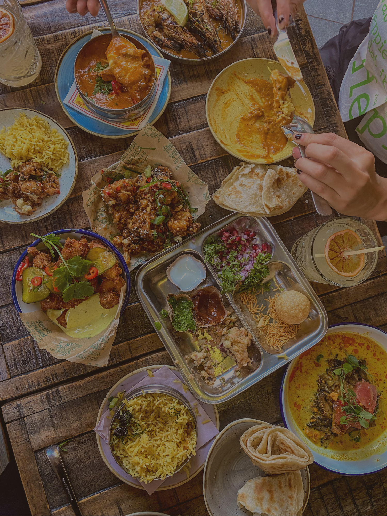 Eating Around with Em is a food blog where you can find hotspots from all over the world, but mainly Antwerp, Bruxelles, Mechelen, Leuven and Ghent. 
